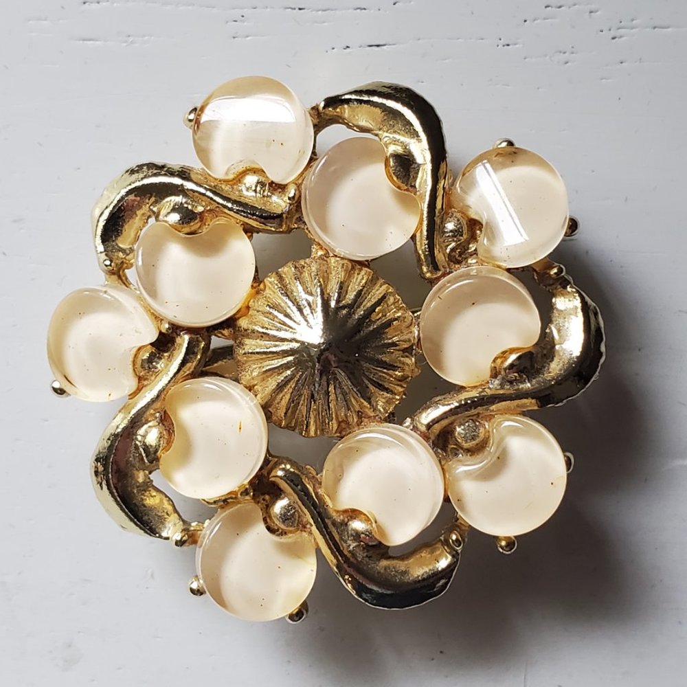 VINTAGE BROOCH PIN Round With Cream color accents